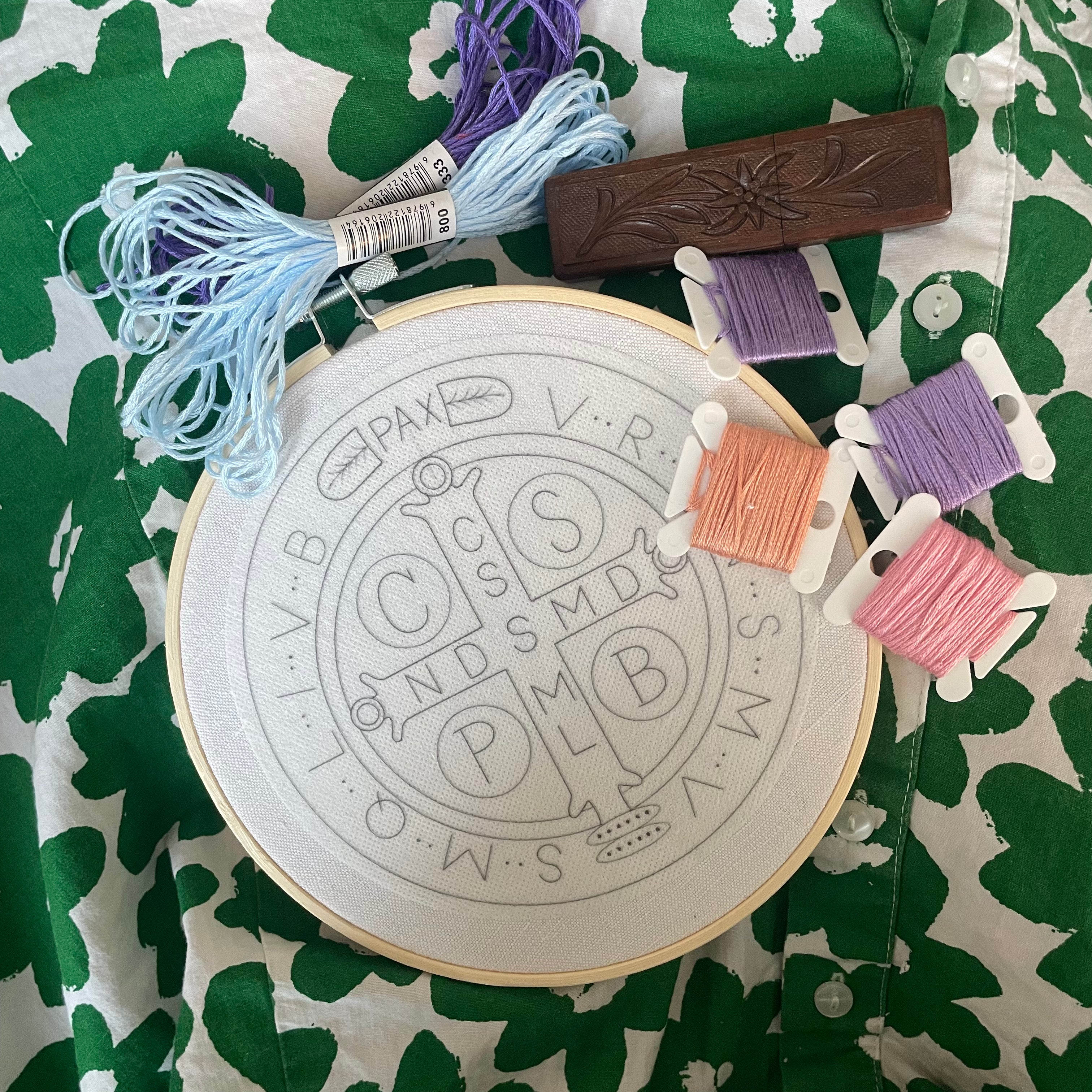 Précommande - Kit de broderie « Médaille de Saint Benoit »